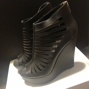 Black Wedge